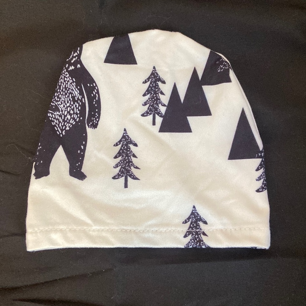 Bonnet with woods and bear